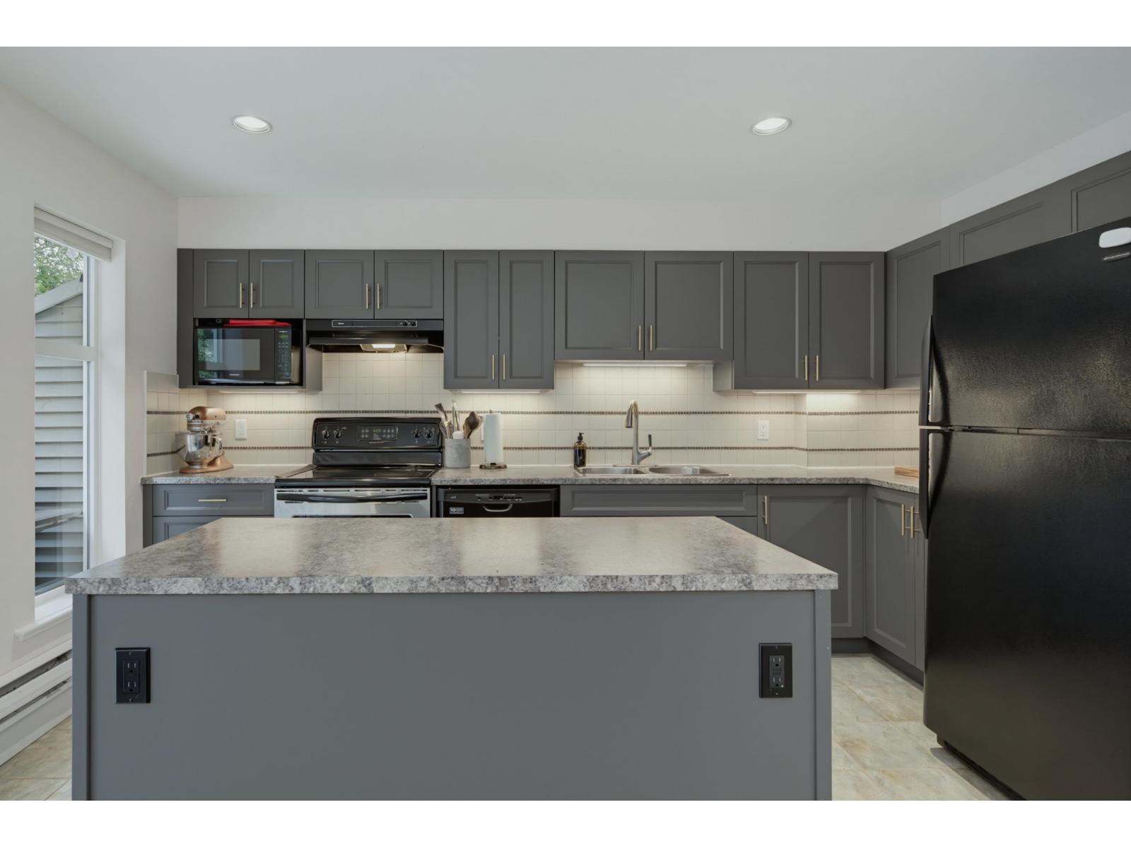 72 6450 199 Street Property Photo 10
