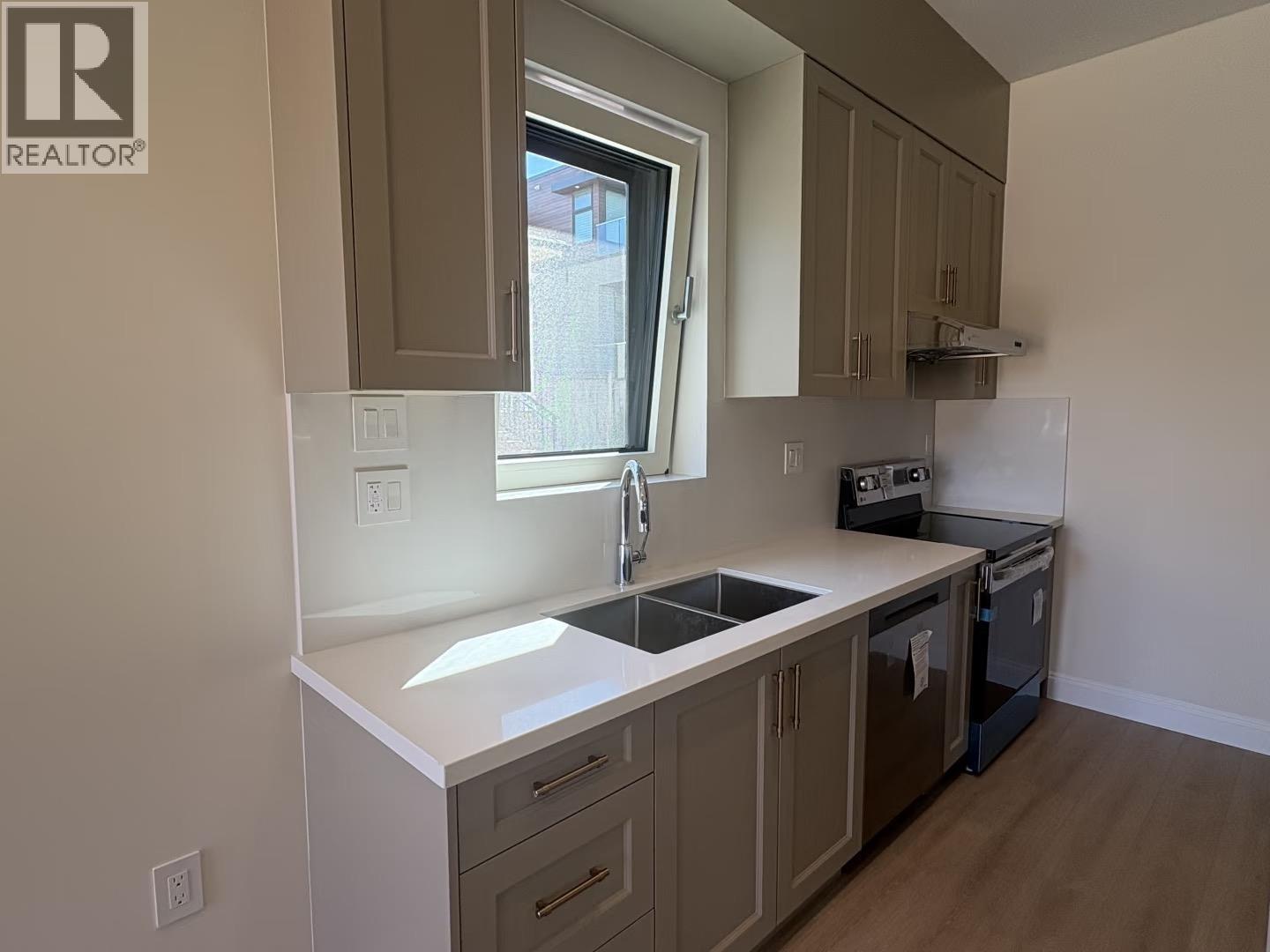 1115 W 48 Avenue Property Photo 6