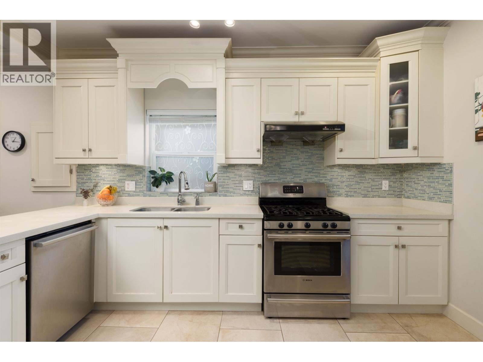 1176 E King Edward Avenue Property Photo 12