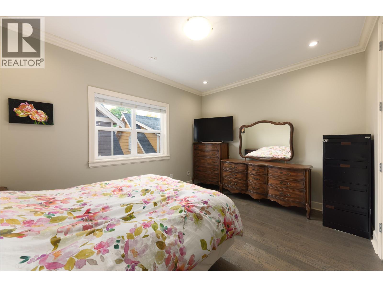 1176 E King Edward Avenue Property Photo 18