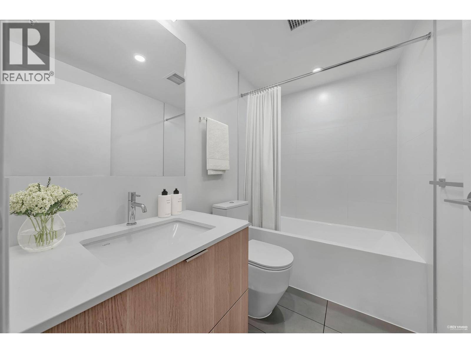 809 308 Alderson Avenue Property Photo 8