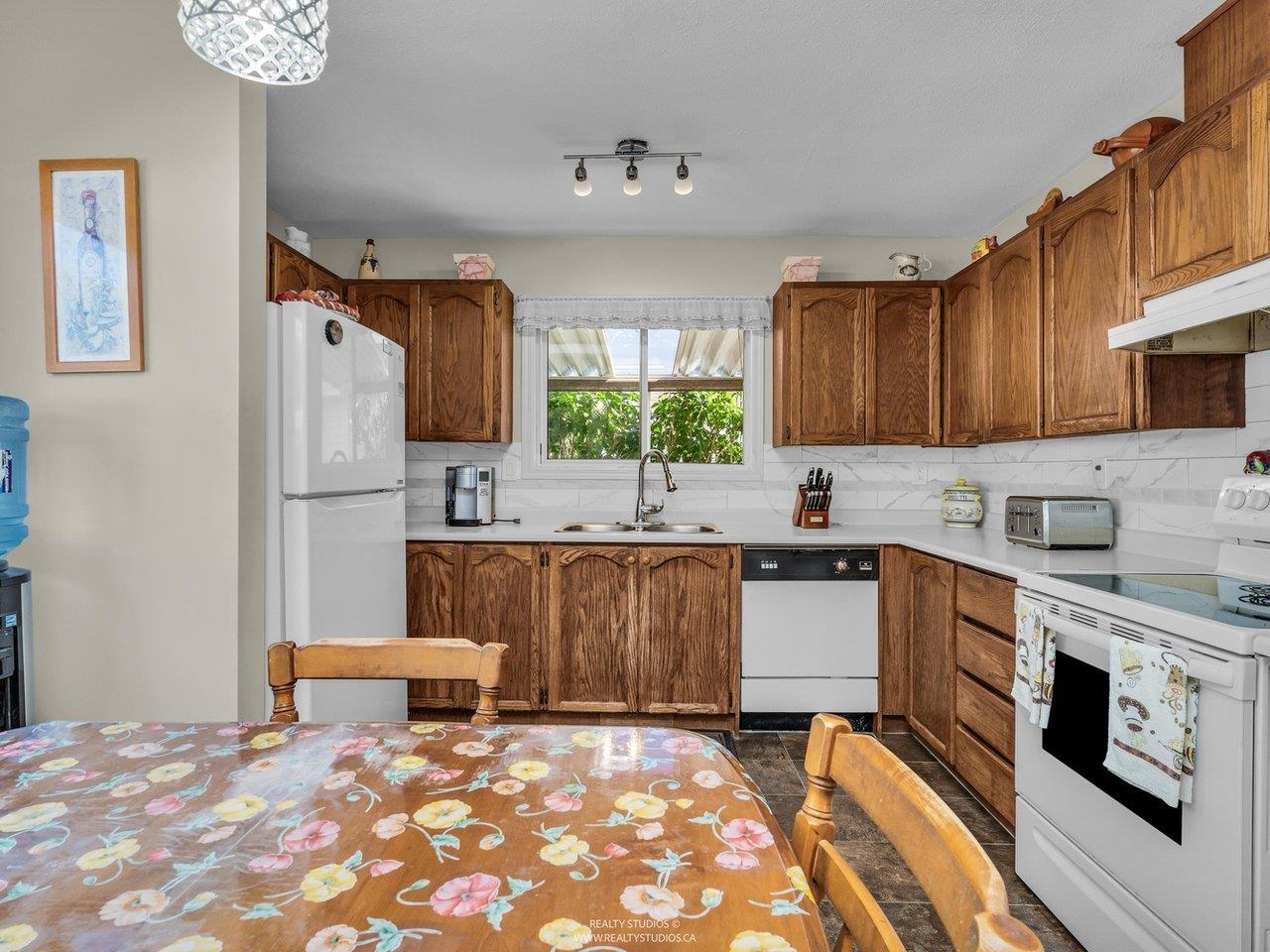 59 1400 164 Street Property Photo 9
