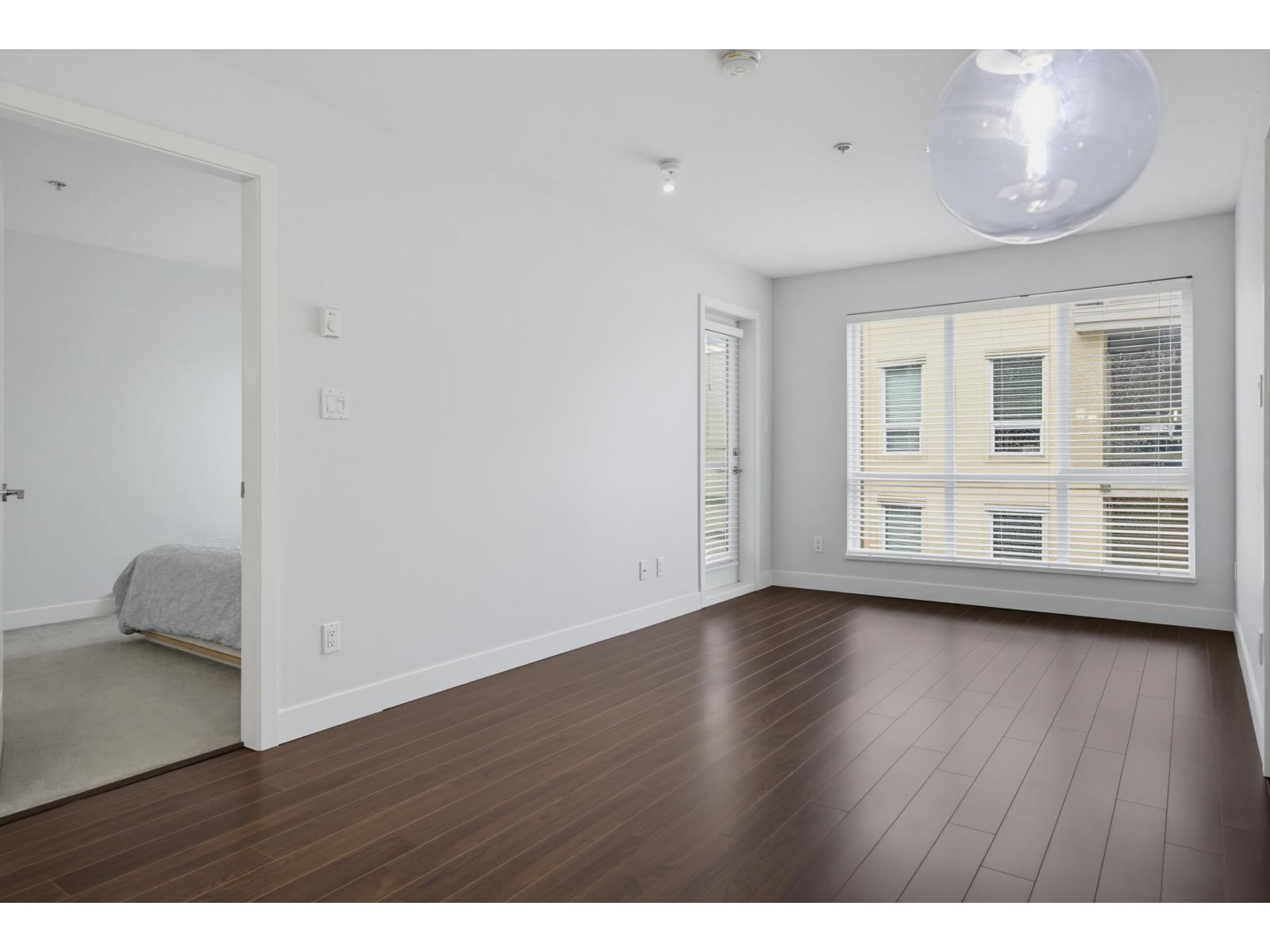 317 15745 Croydon Drive Property Photo 11