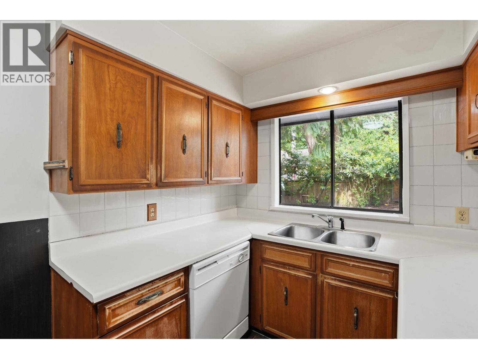909 Seymour Boulevard Property Photo 14