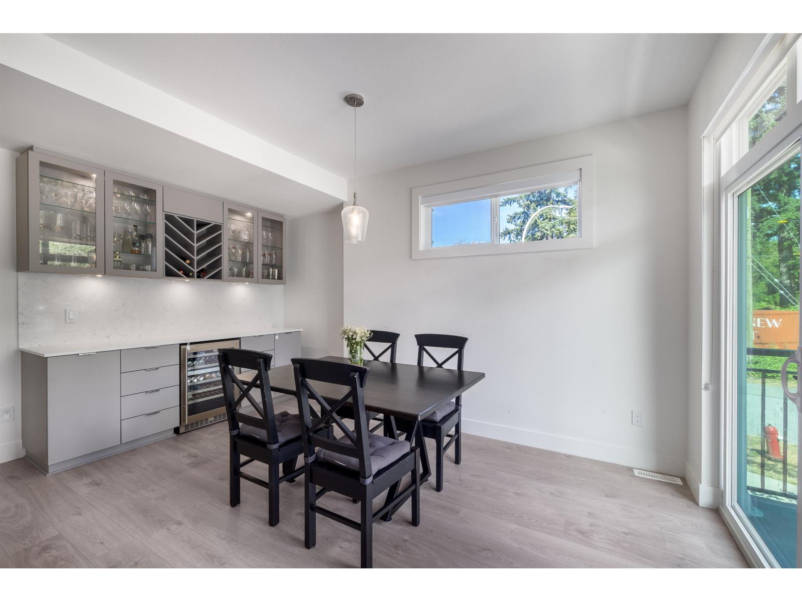 28 16561 17a Avenue Property Photo 4