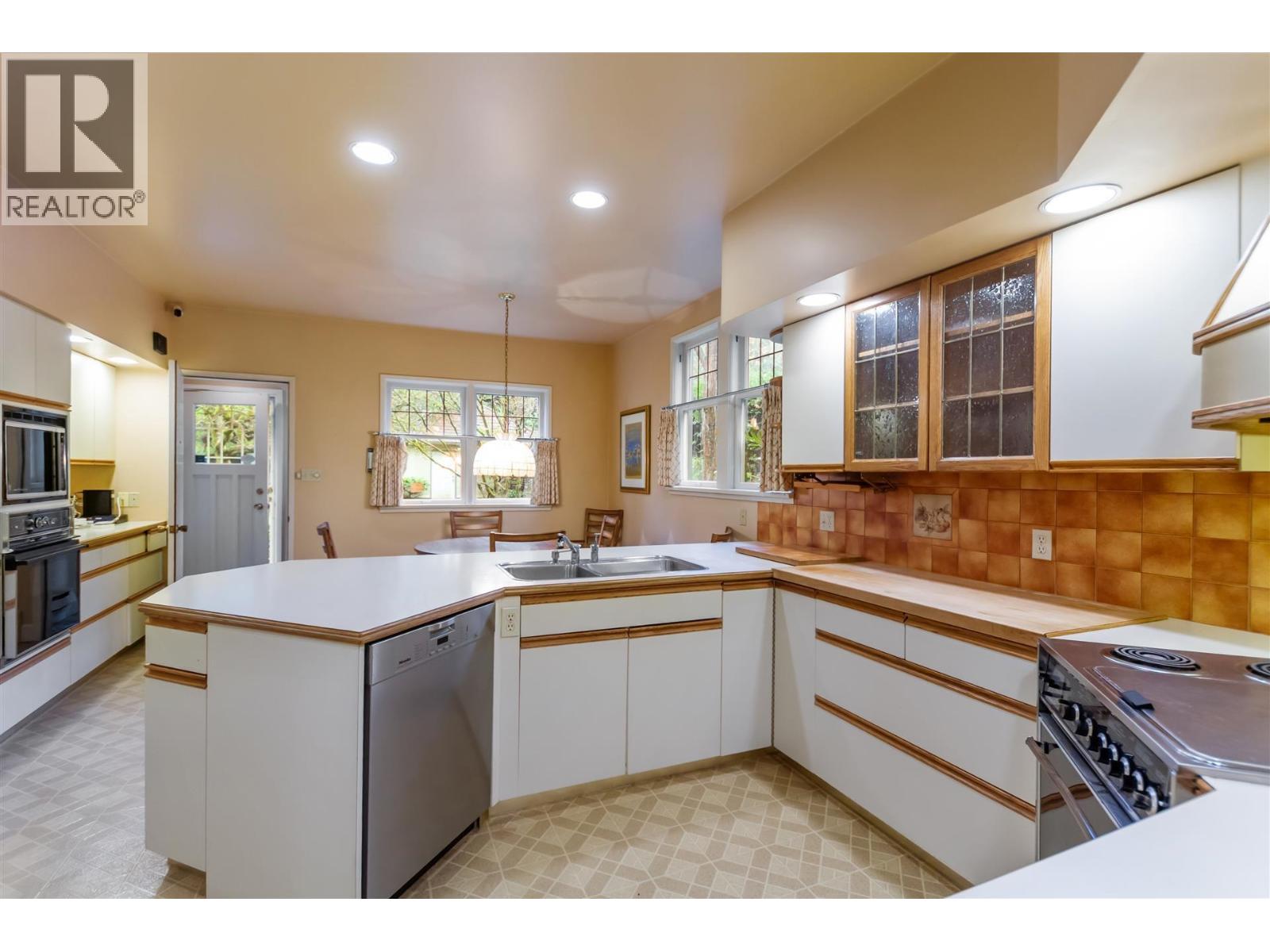 5376 Marguerite Street Property Photo 8