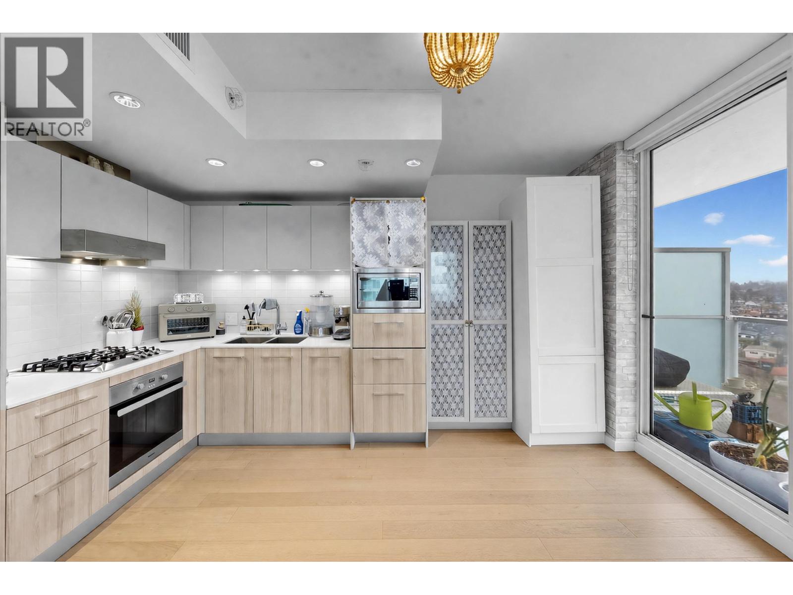 1510 2220 Kingsway Property Photo 6