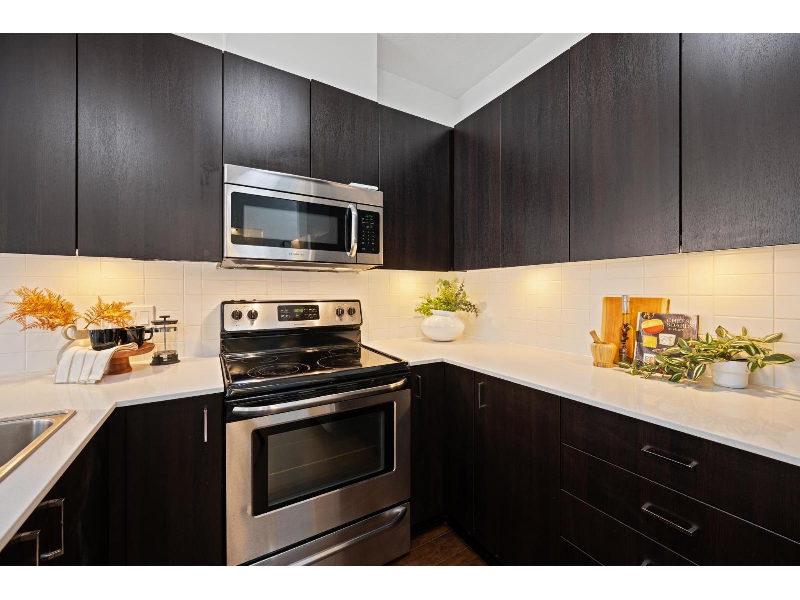 416 20460 Douglas Crescent Property Photo 11