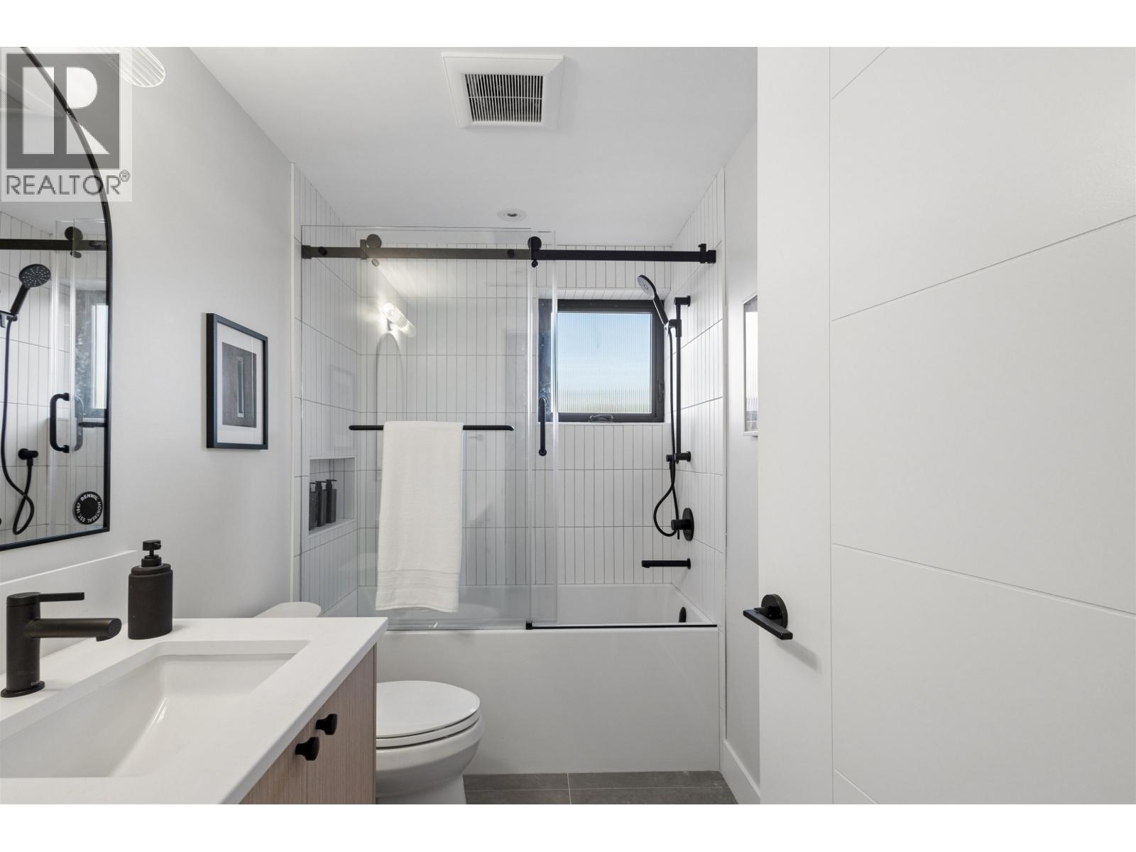 3 2017 E 23rd Avenue Property Photo 14