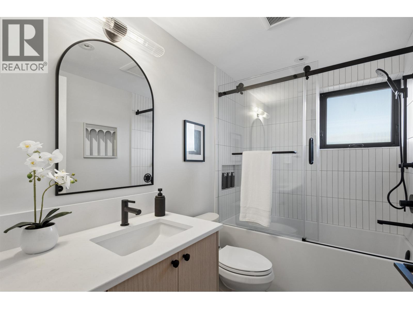 3 2017 E 23rd Avenue Property Photo 15