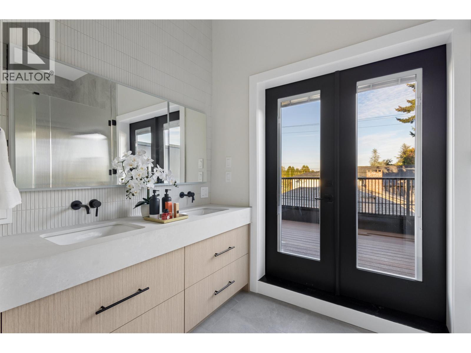 3 2017 E 23rd Avenue Property Photo 26