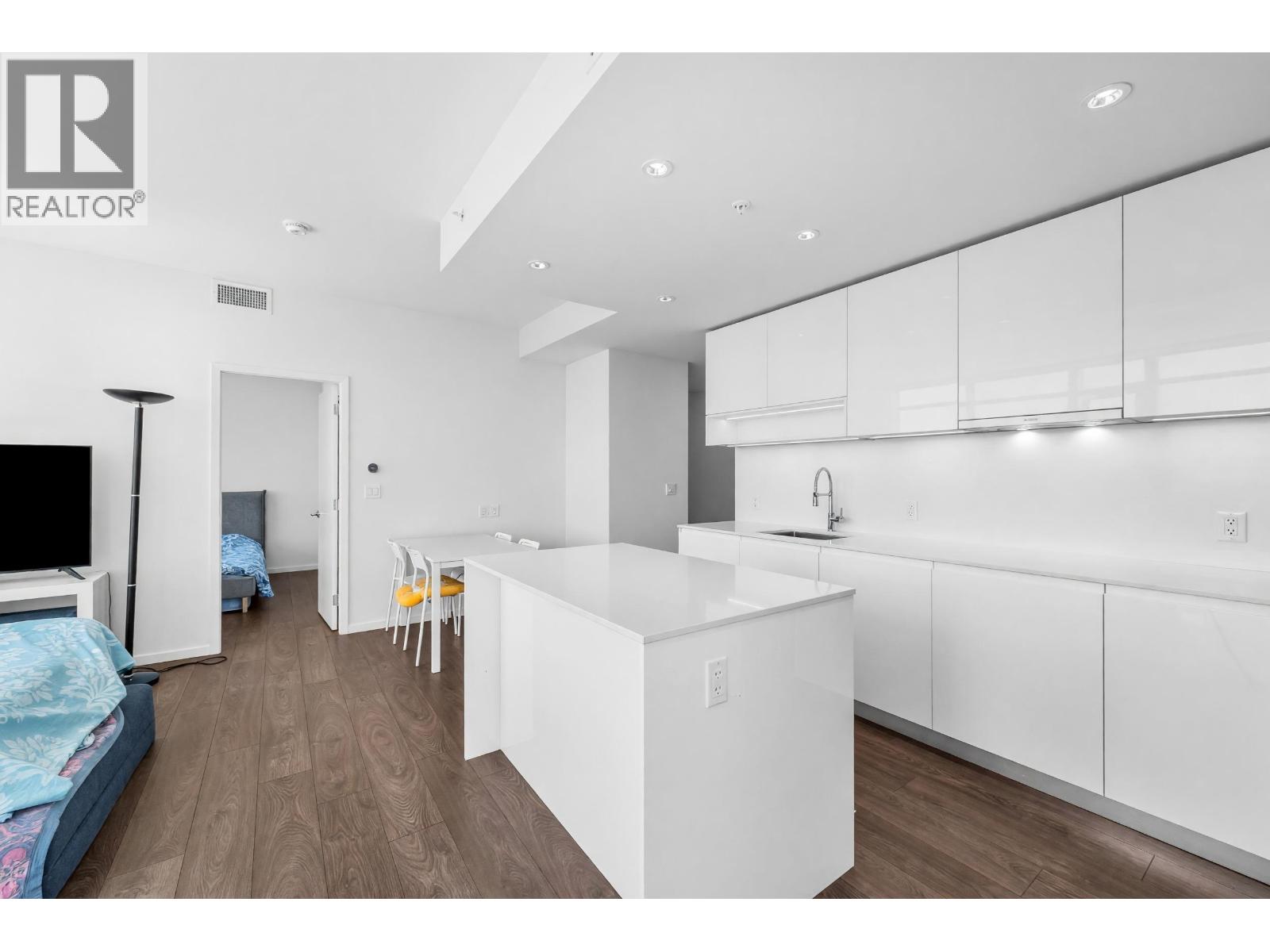 902 6808 Minoru Boulevard Property Photo 6