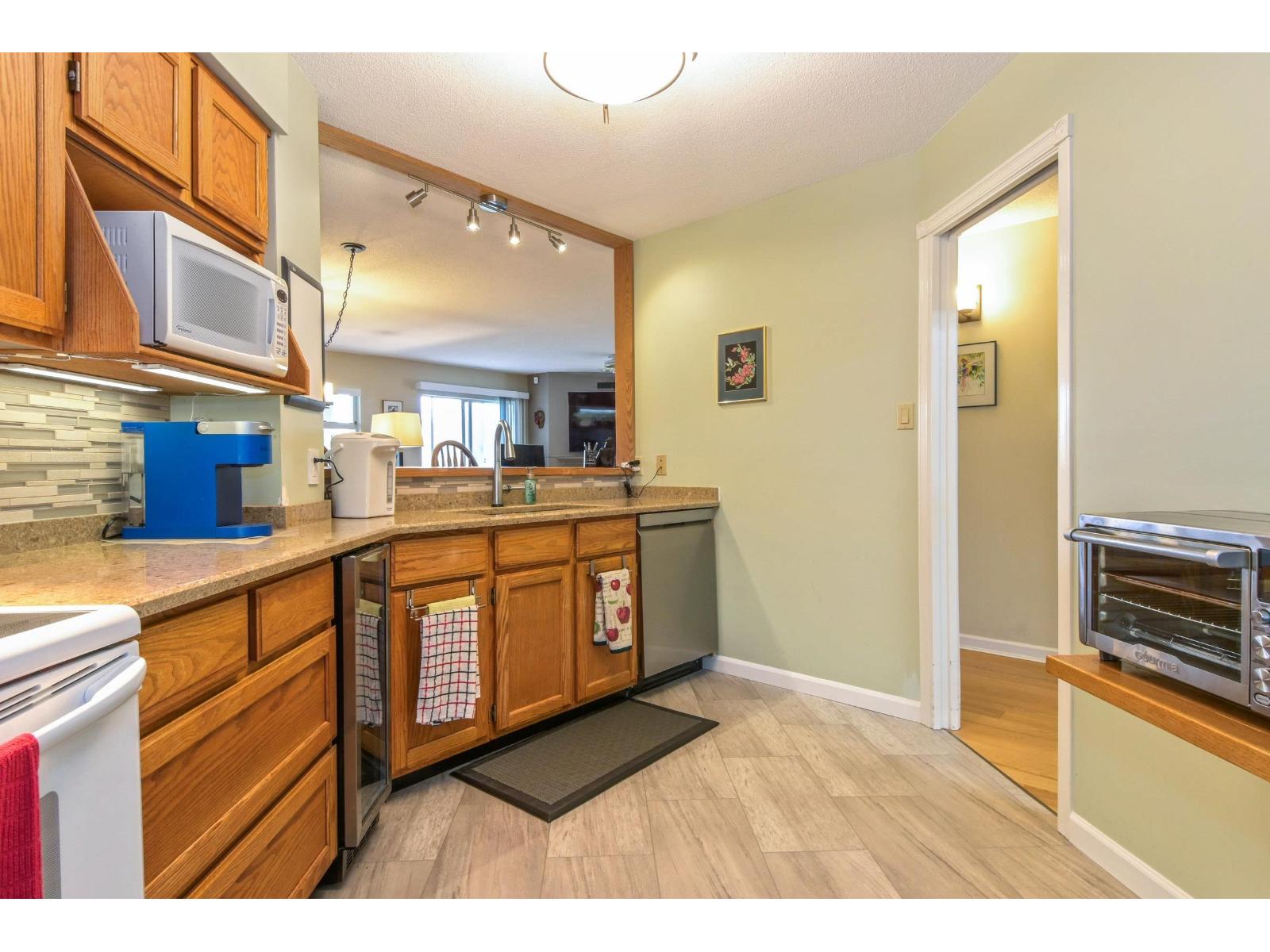 113 1442 Foster Street Property Photo 10