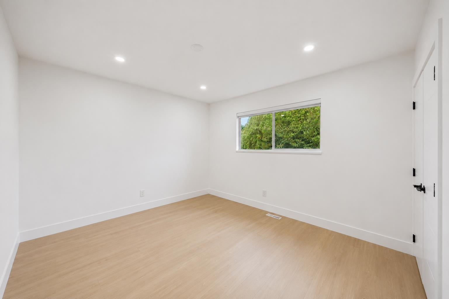 1576 161 Street Property Photo 14