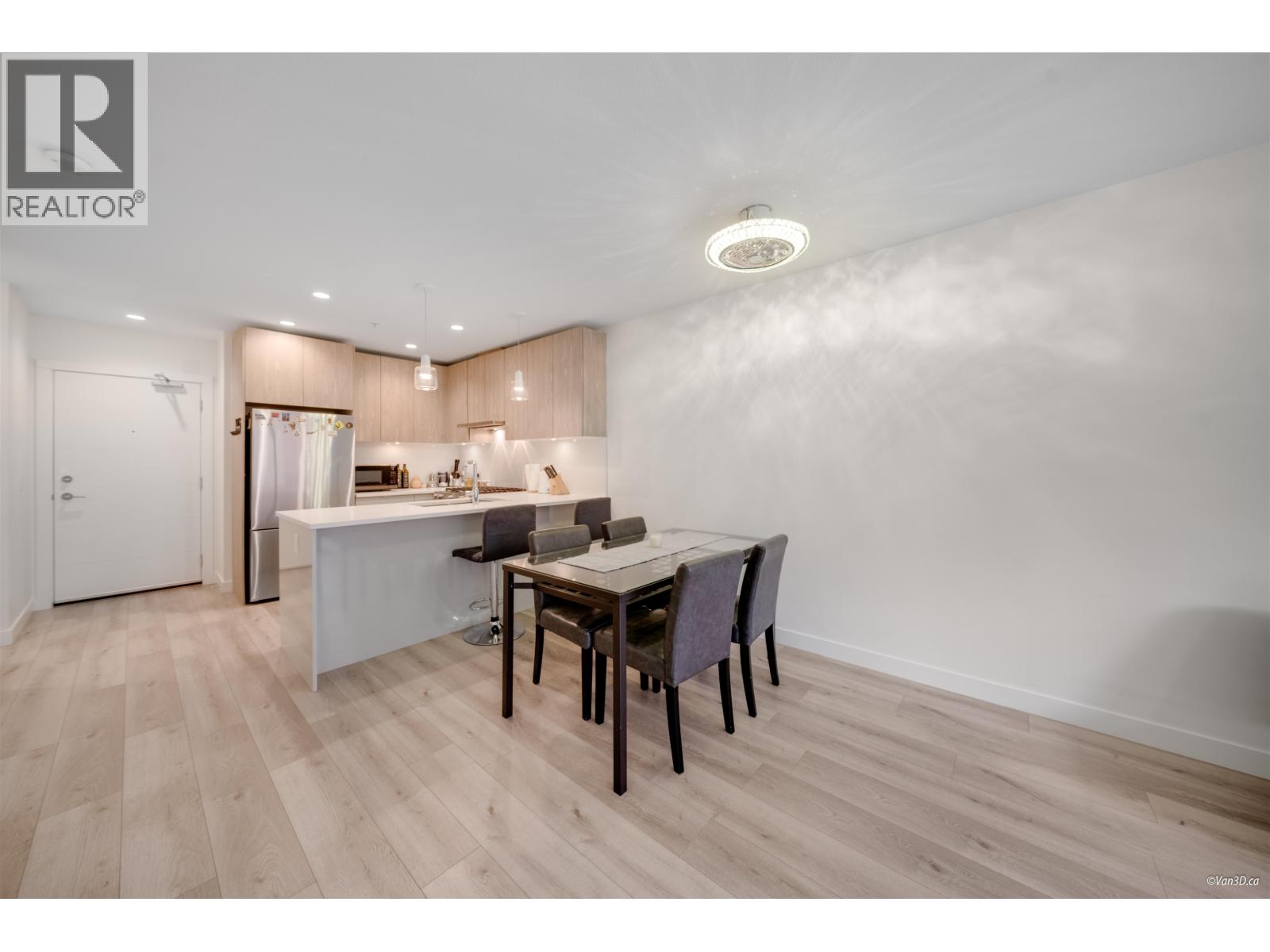 207 128 E 8th Street Property Photo 5