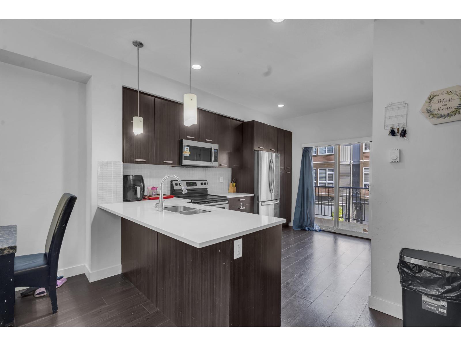 81 5888 144 Street Property Photo 6