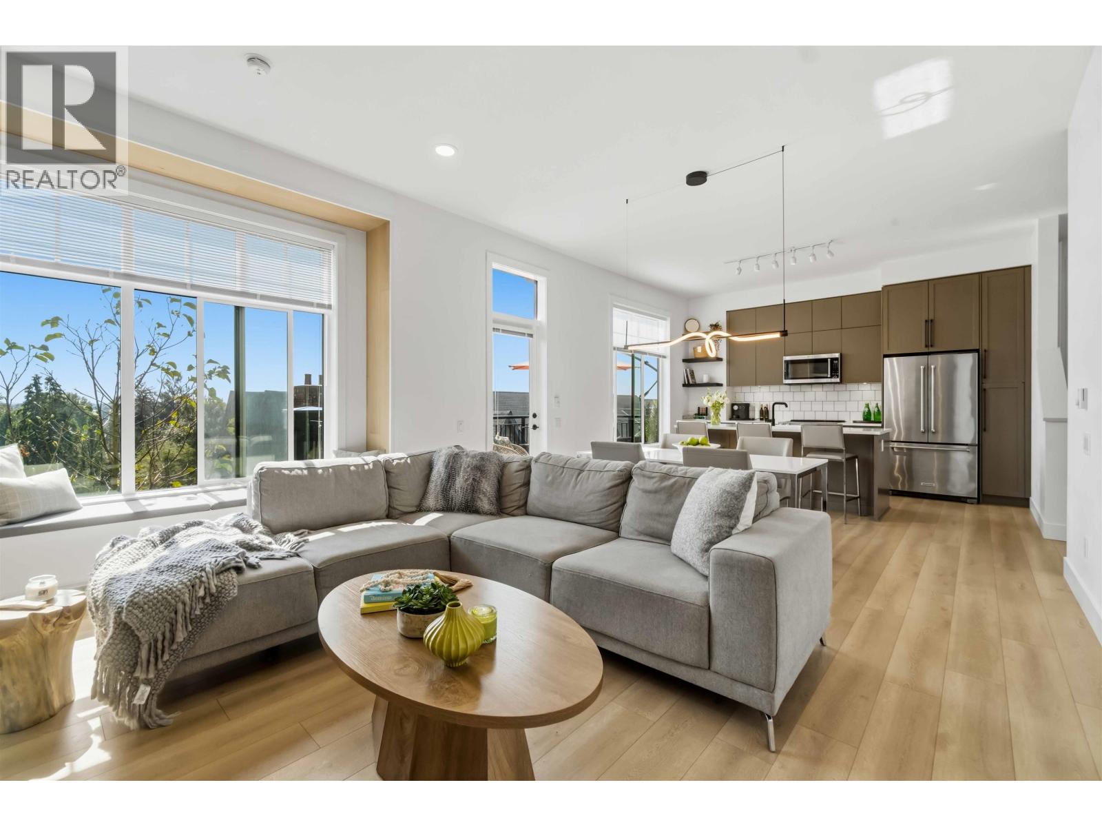 9 3552 Victoria Drive Property Photo 1
