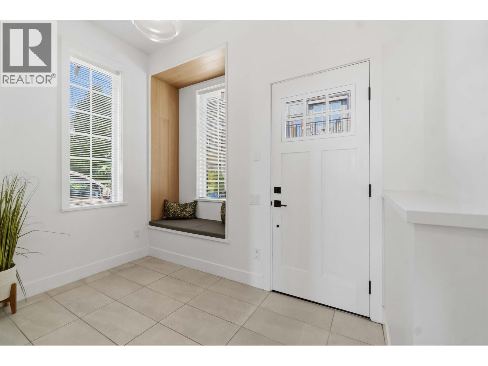 9 3552 Victoria Drive Property Photo 2