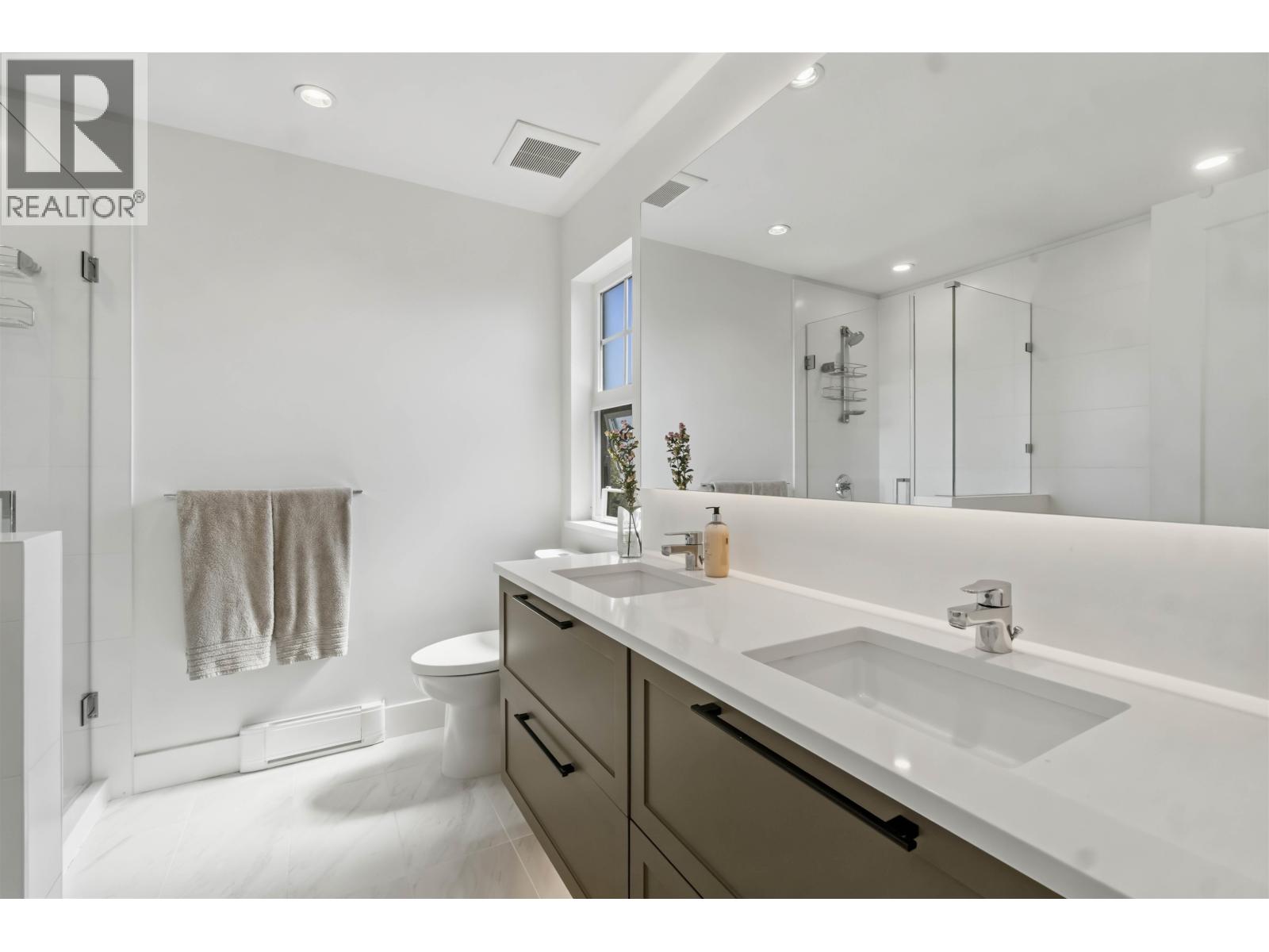9 3552 Victoria Drive Property Photo 15