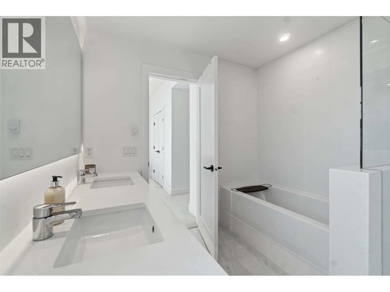 9 3552 Victoria Drive Property Photo 16