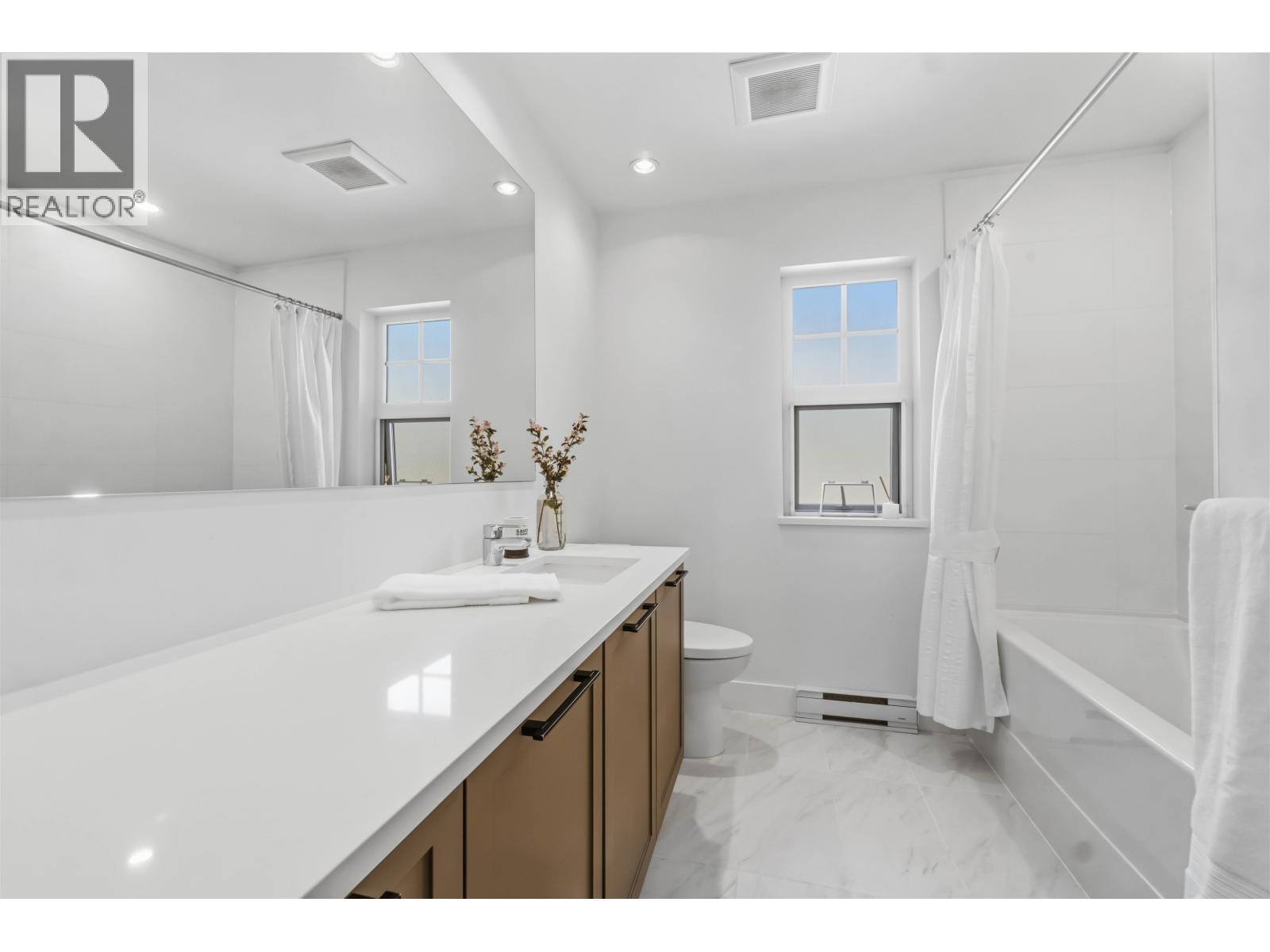 9 3552 Victoria Drive Property Photo 18