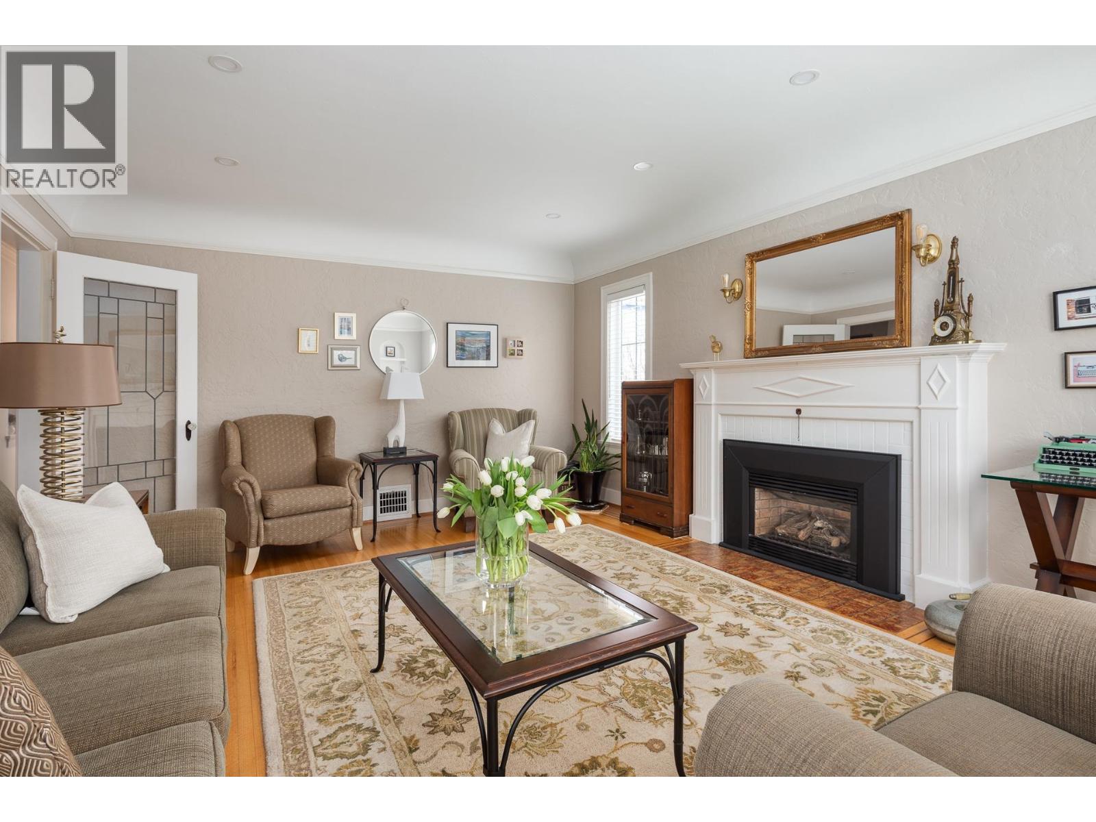 438 Fourth Street Property Photo 5
