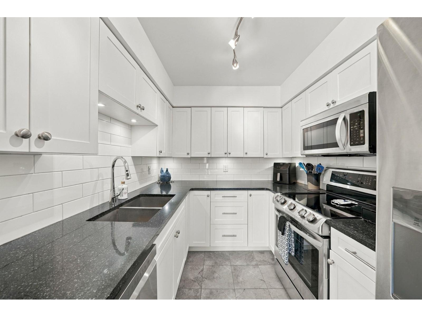 106 14881 Marine Drive Property Photo 6