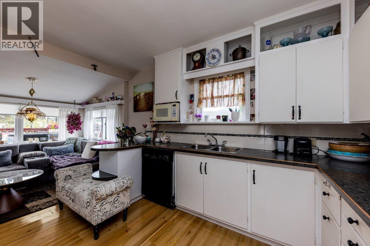 2057 Mahon Avenue Property Photo 2
