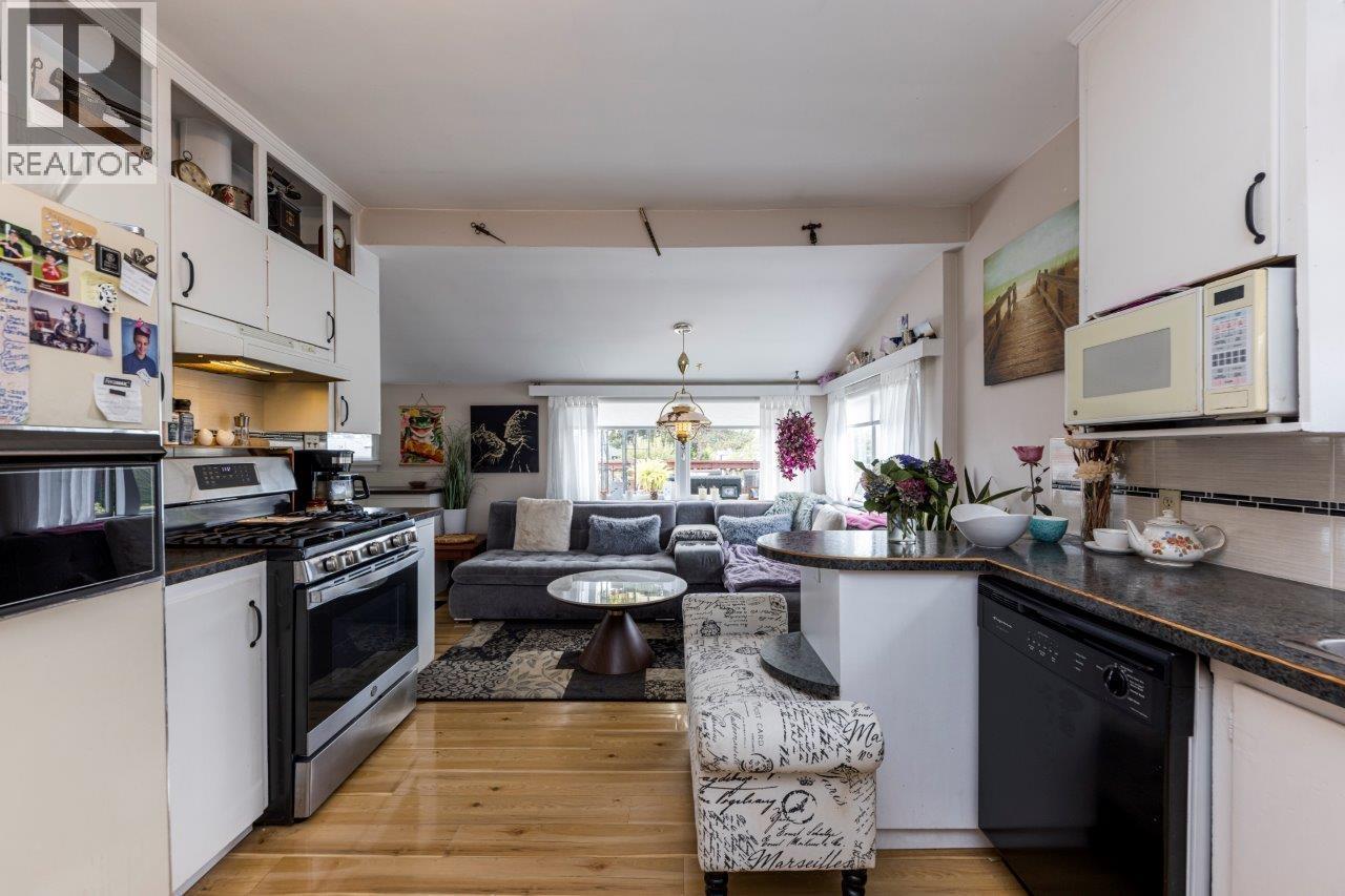 2057 Mahon Avenue Property Photo 3