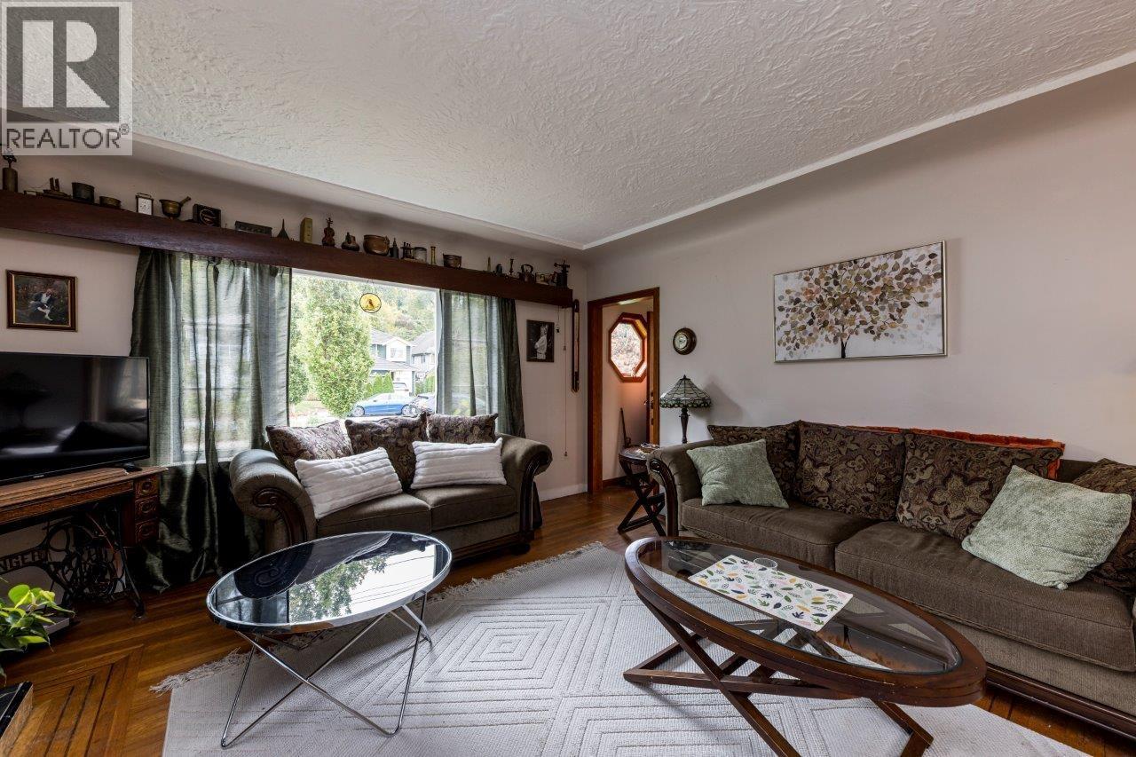 2057 Mahon Avenue Property Photo 15
