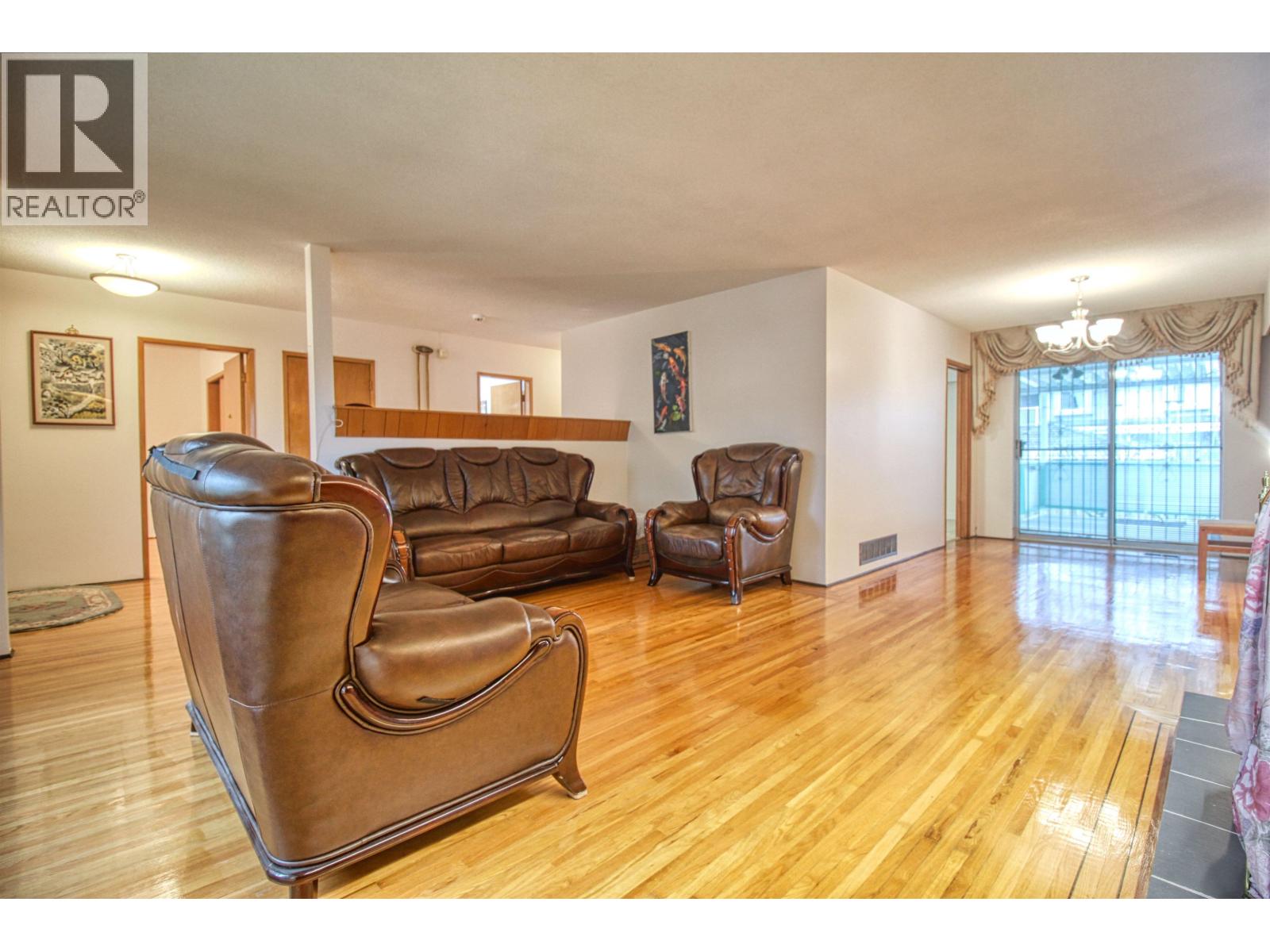 Top 904 E 52nd Avenue Property Photo 1