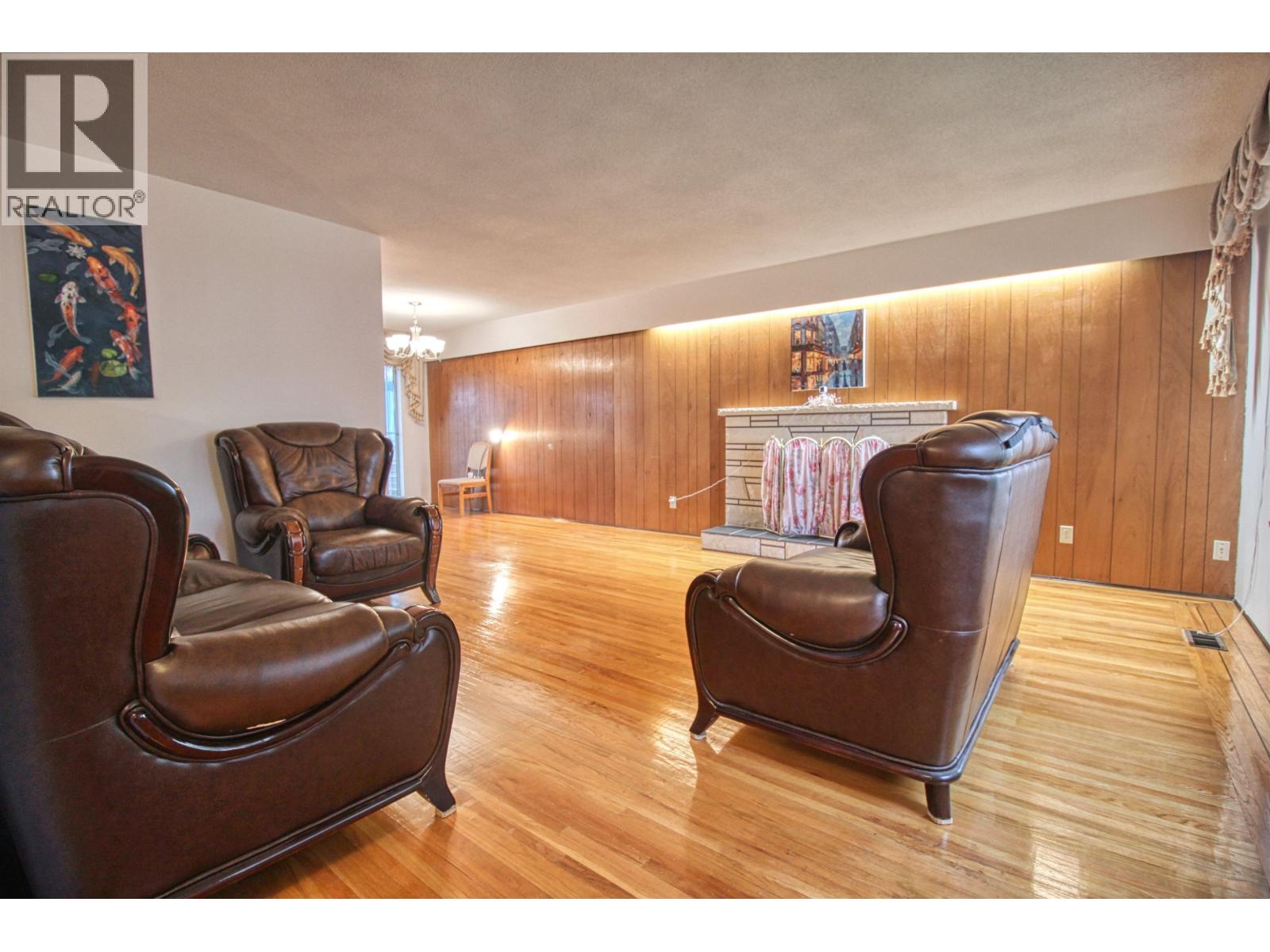 Top 904 E 52nd Avenue Property Photo 2