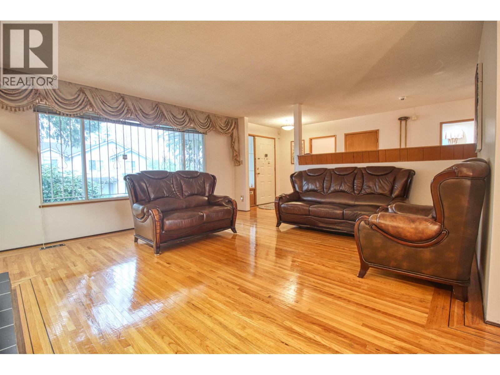 Top 904 E 52nd Avenue Property Photo 3