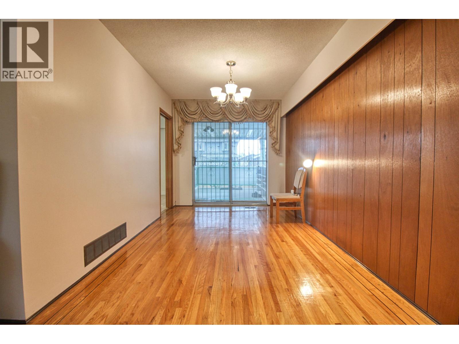 Top 904 E 52nd Avenue Property Photo 4
