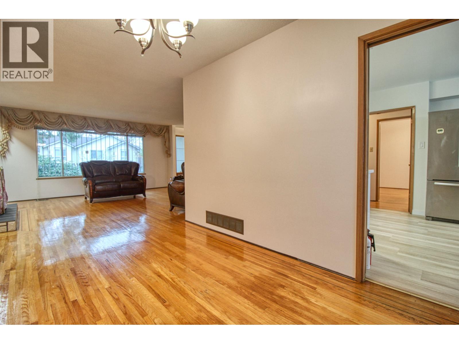 Top 904 E 52nd Avenue Property Photo 5