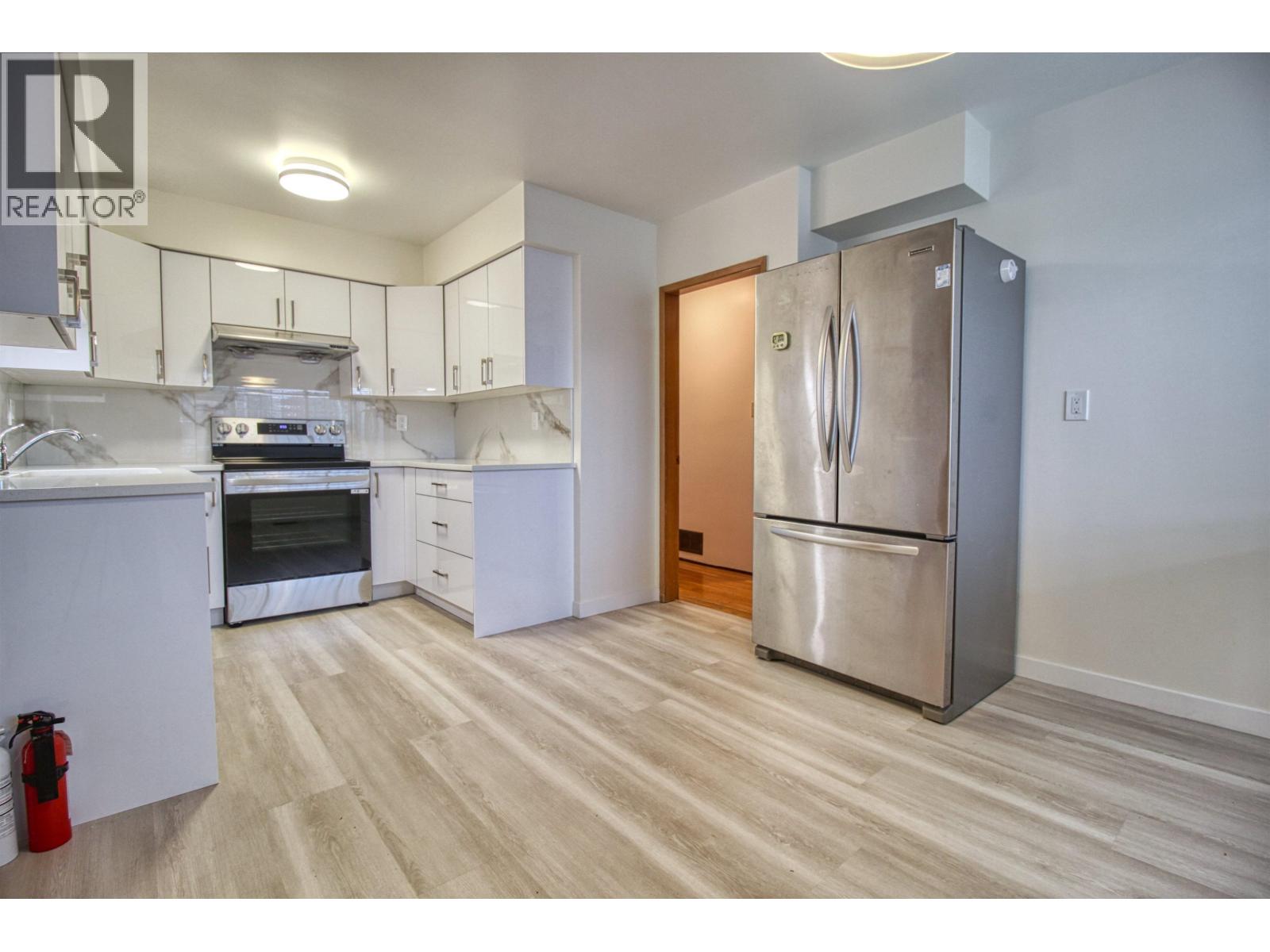 Top 904 E 52nd Avenue Property Photo 6