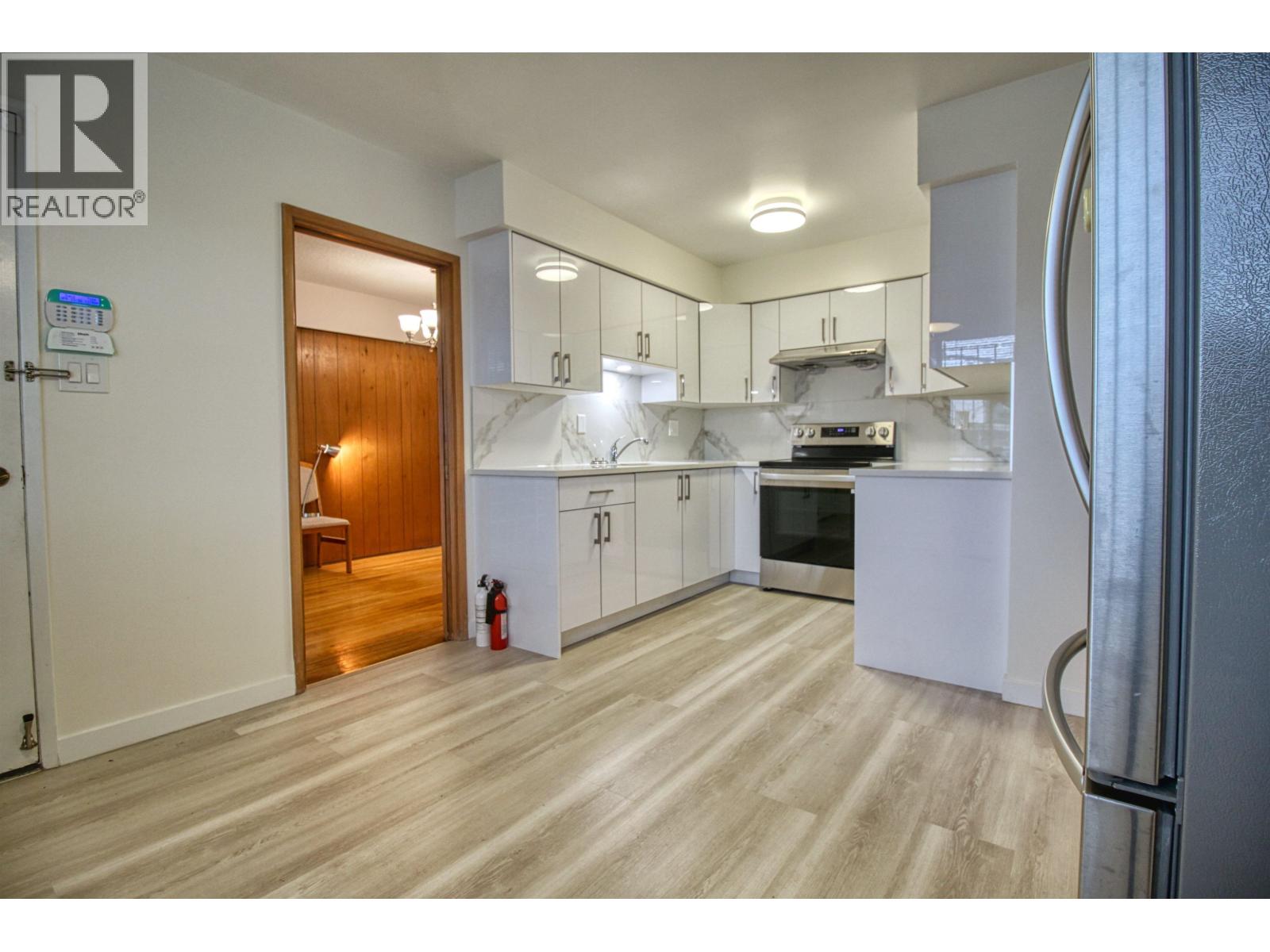 Top 904 E 52nd Avenue Property Photo 8
