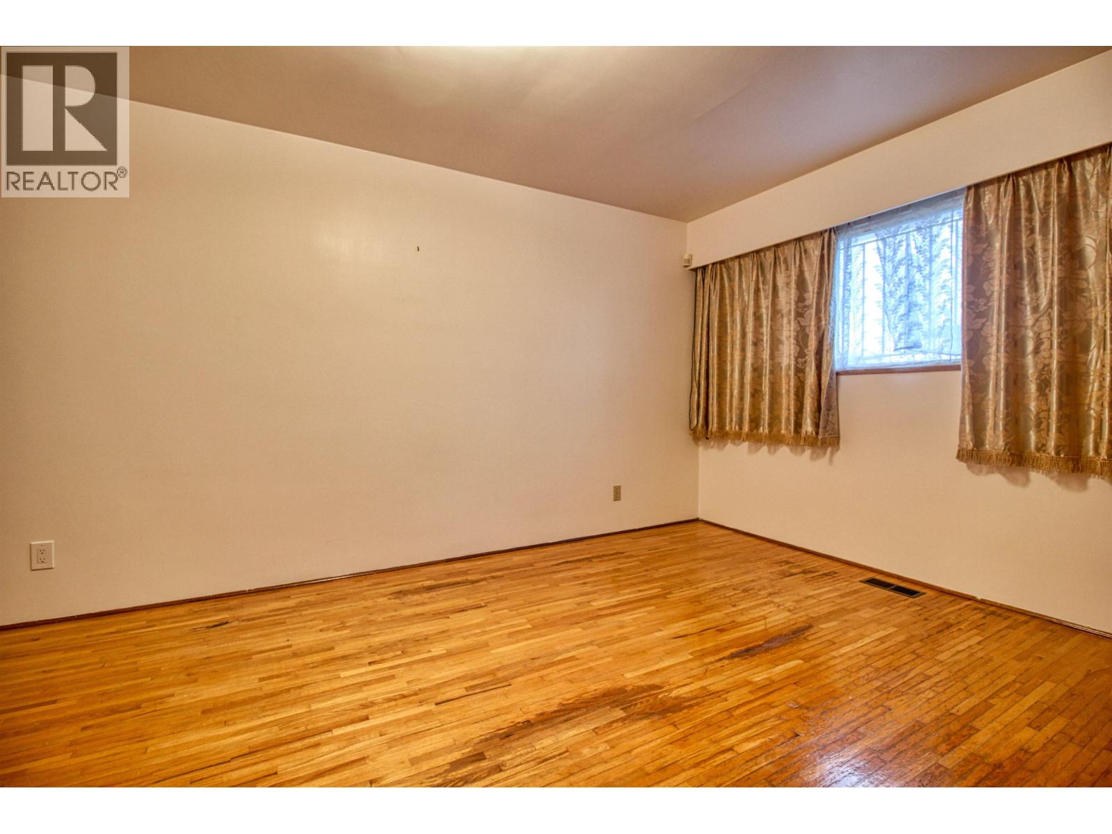Top 904 E 52nd Avenue Property Photo 11