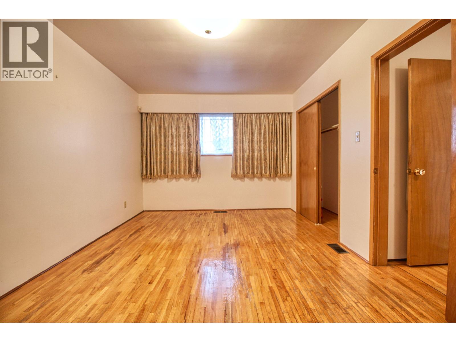 Top 904 E 52nd Avenue Property Photo 12