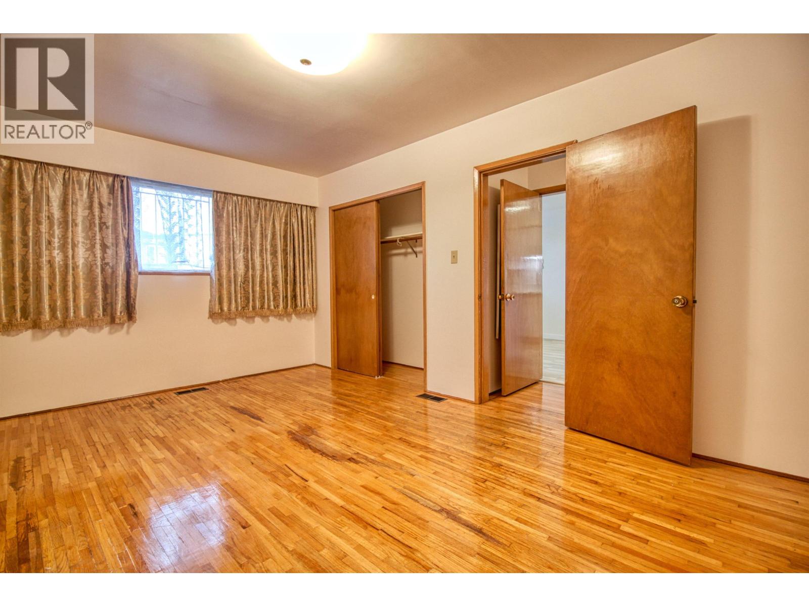 Top 904 E 52nd Avenue Property Photo 13