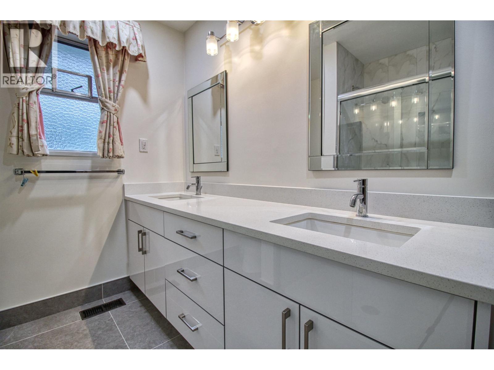 Top 904 E 52nd Avenue Property Photo 18