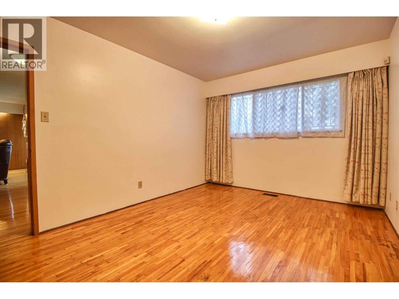 Top 904 E 52nd Avenue Property Photo 22