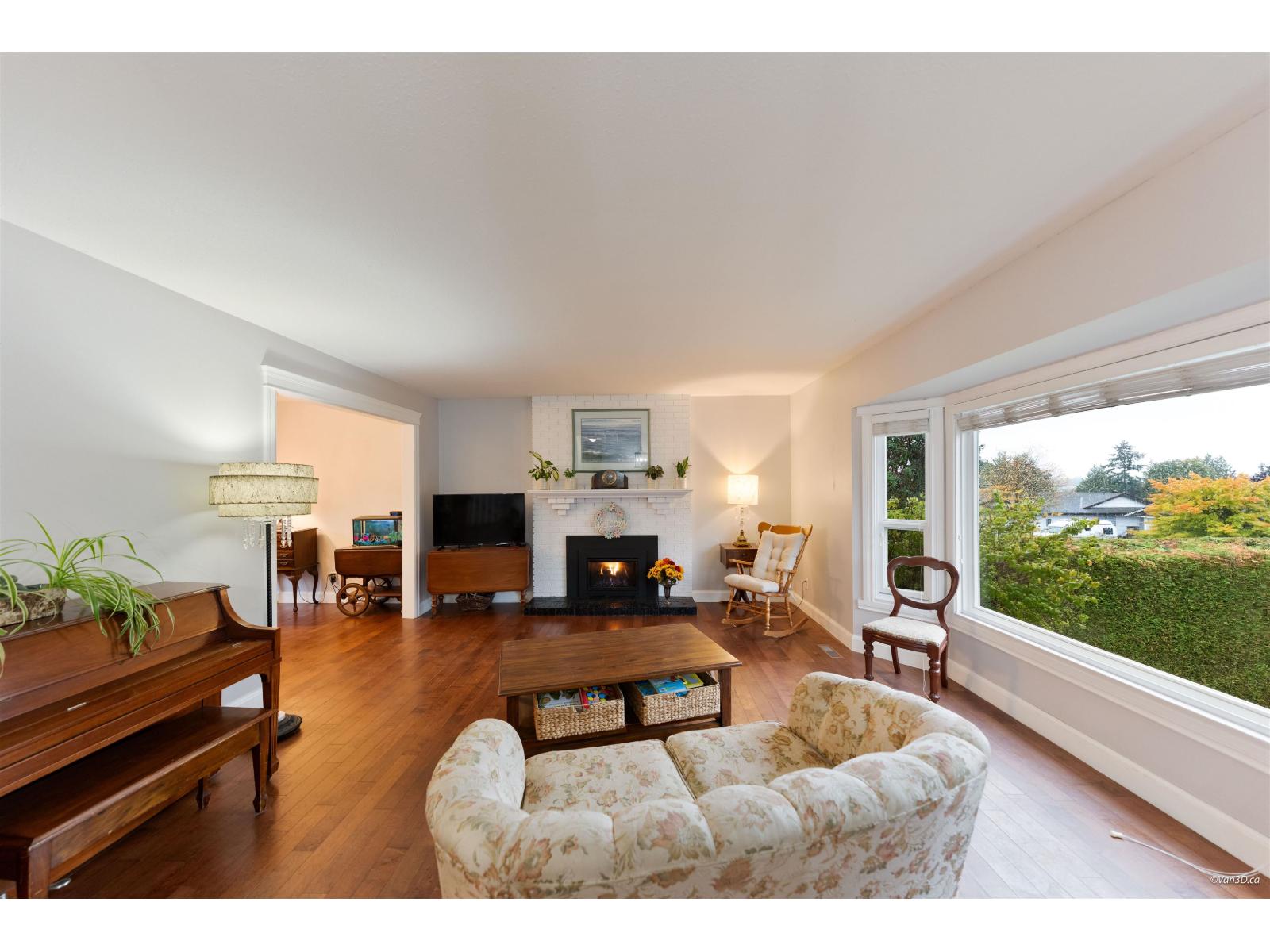 17245 59a Avenue Property Photo 4