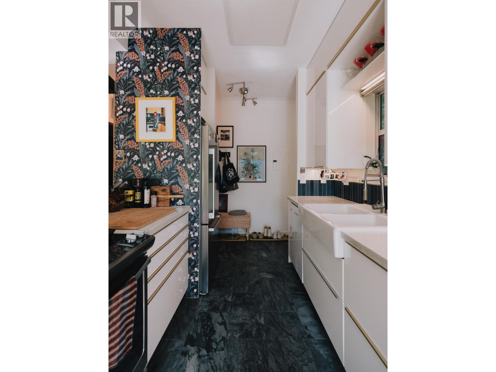 25 5988 Hastings Street Property Photo 8