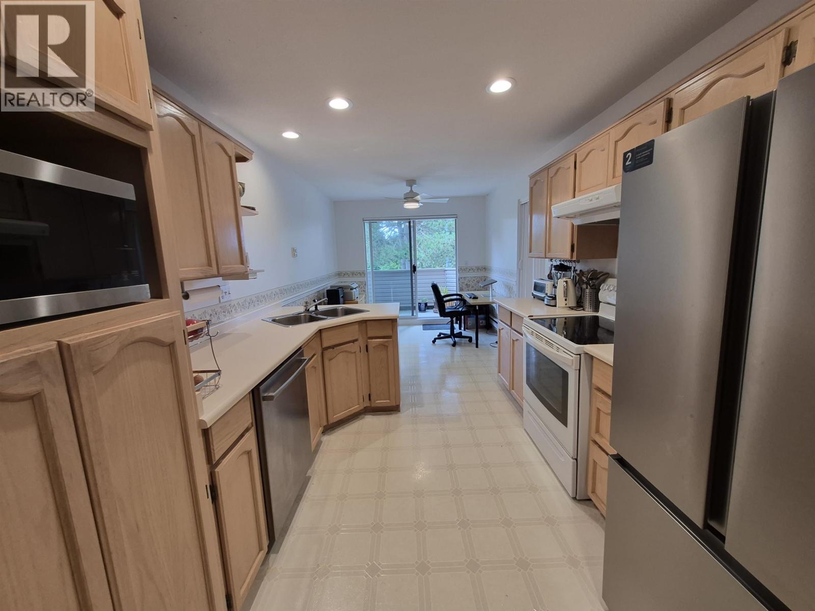 26 19060 Ford Road Property Photo 4