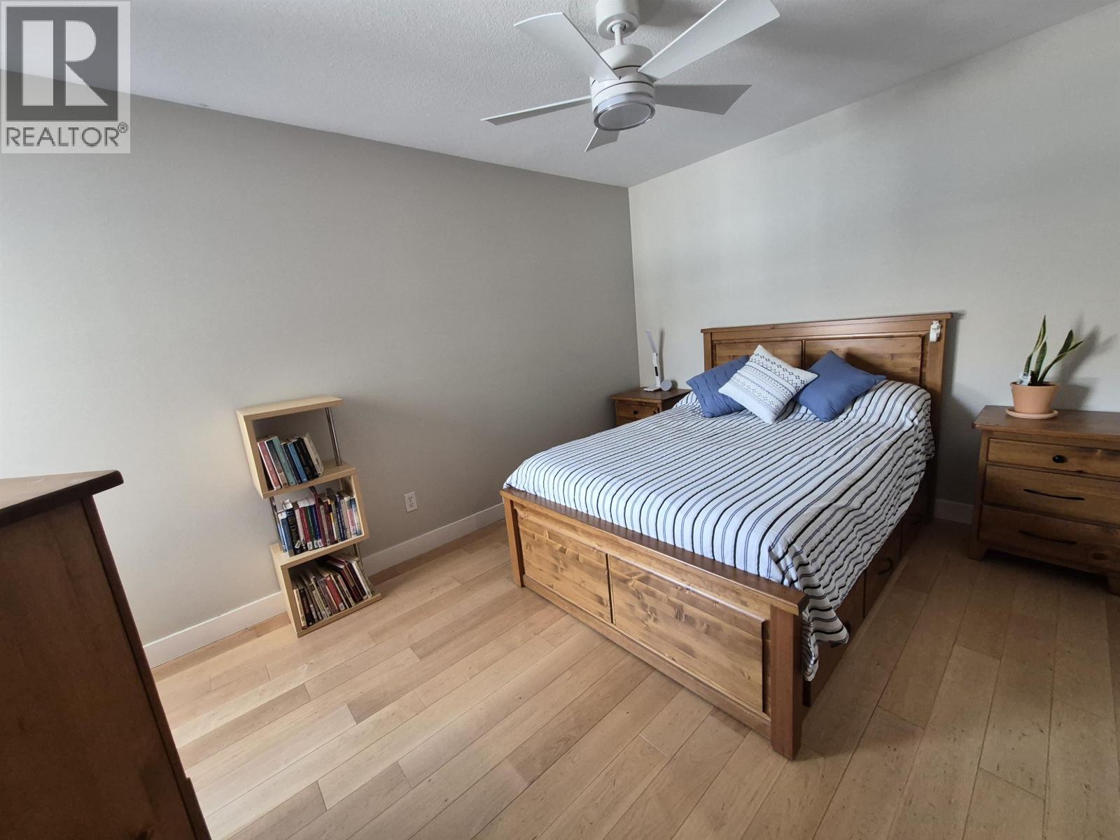 26 19060 Ford Road Property Photo 7