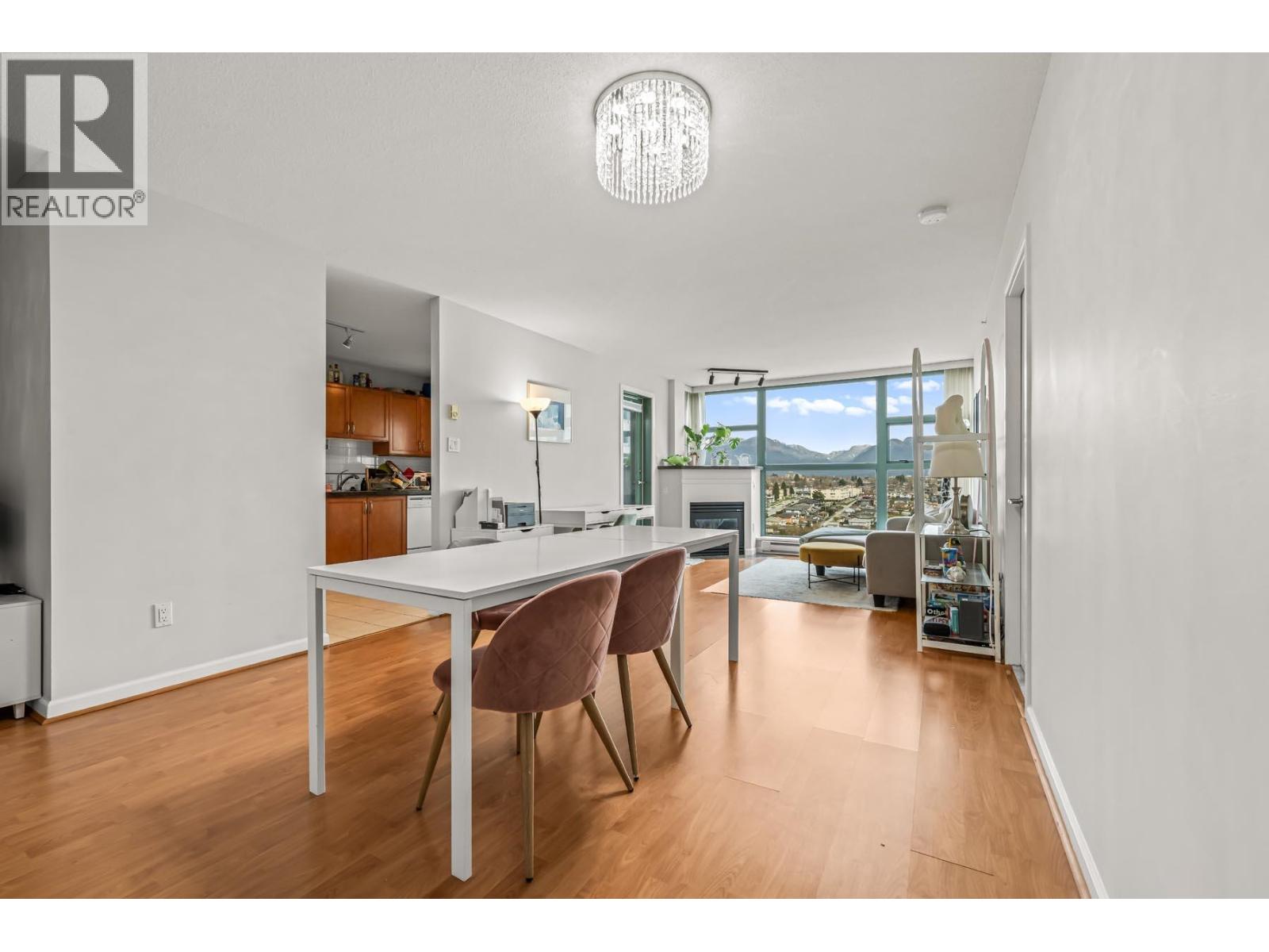 2105 4398 Buchanan Street Property Photo 5