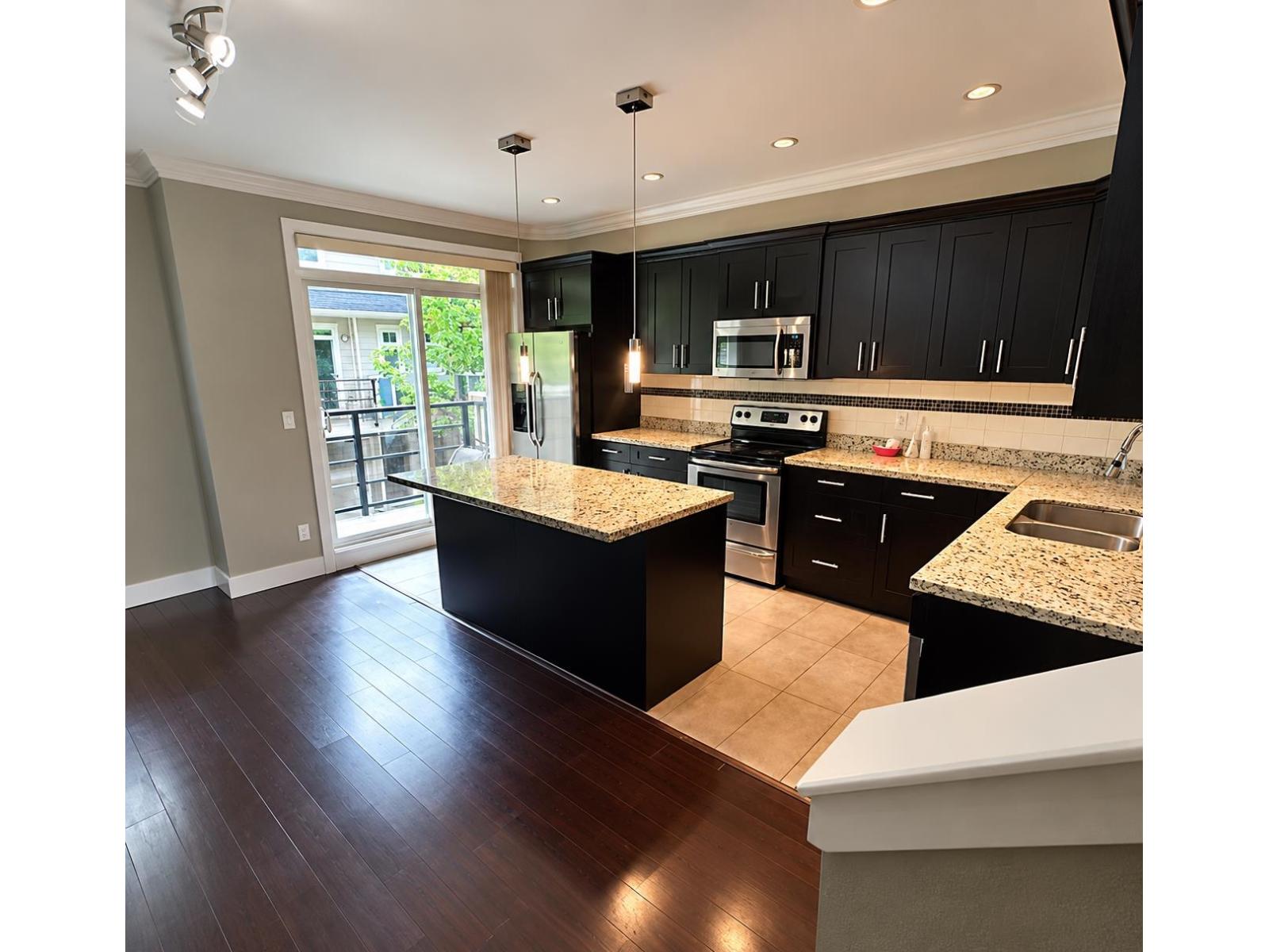 31 6383 140 Street Property Photo 2