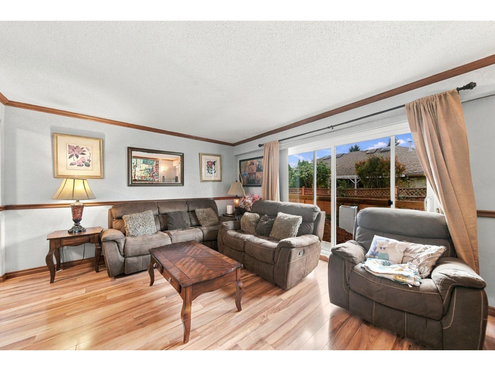 16 11735 89a Avenue Property Photo 2