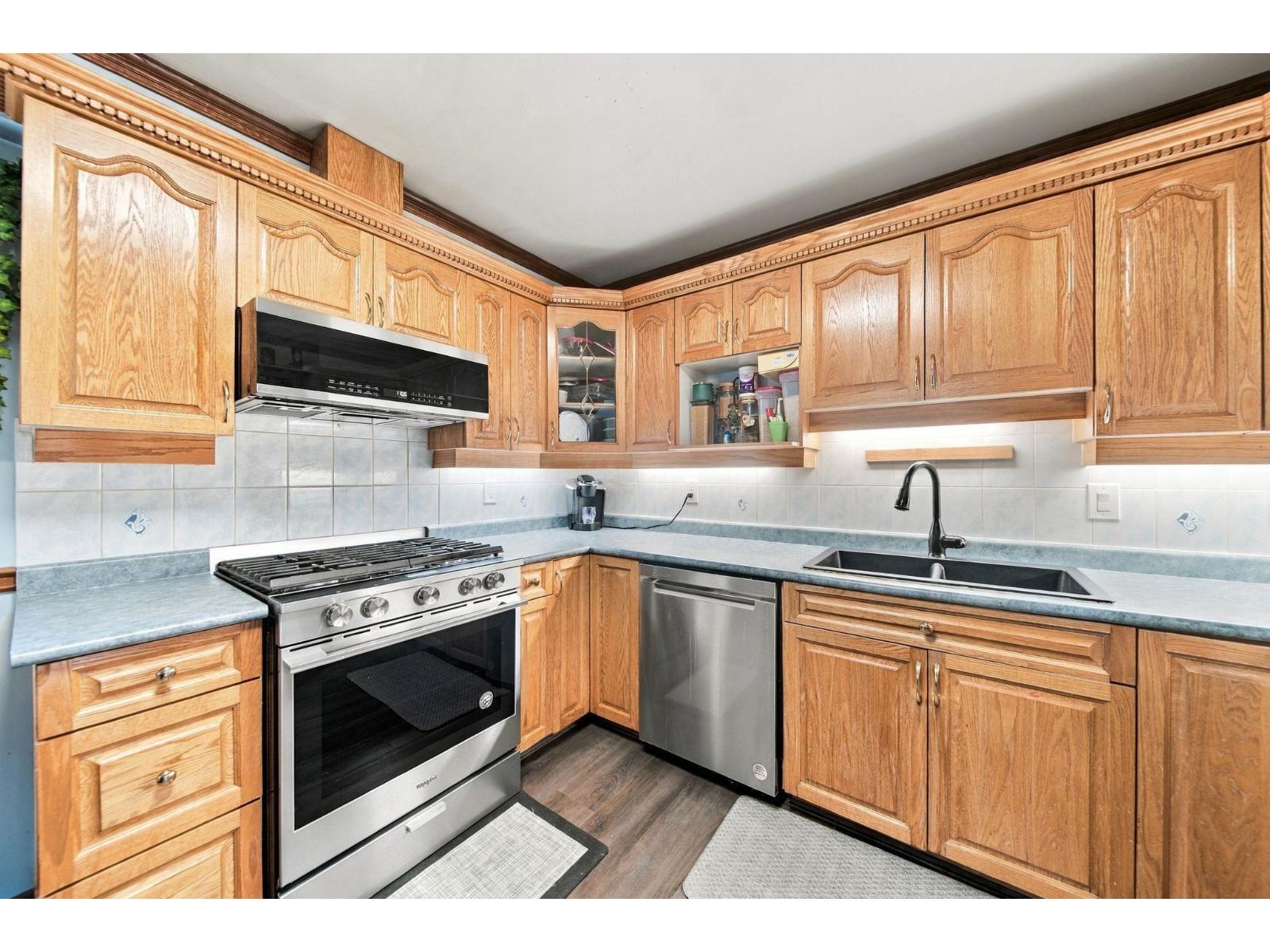 16 11735 89a Avenue Property Photo 3